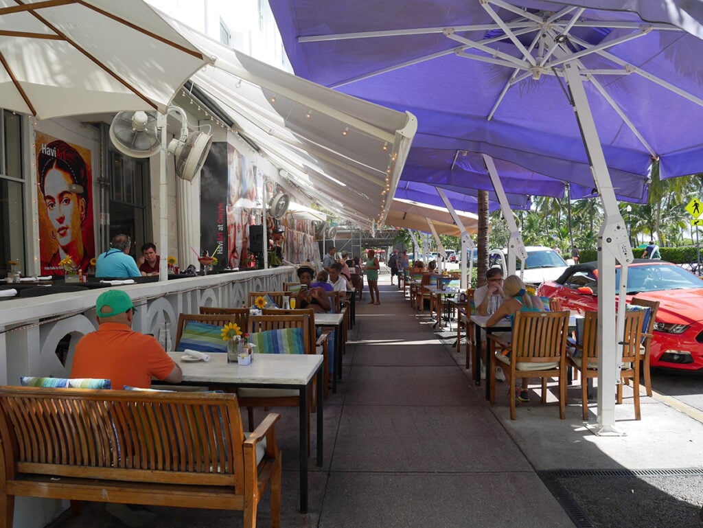 Ocean Avenue cafes on the sidewalk